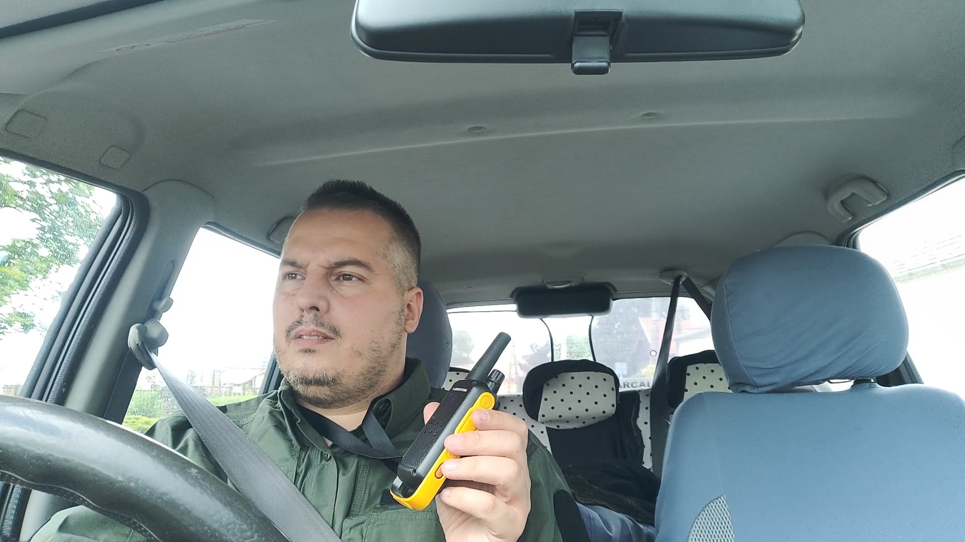 Walkie talkie használata nyakpánttal vezetés közben