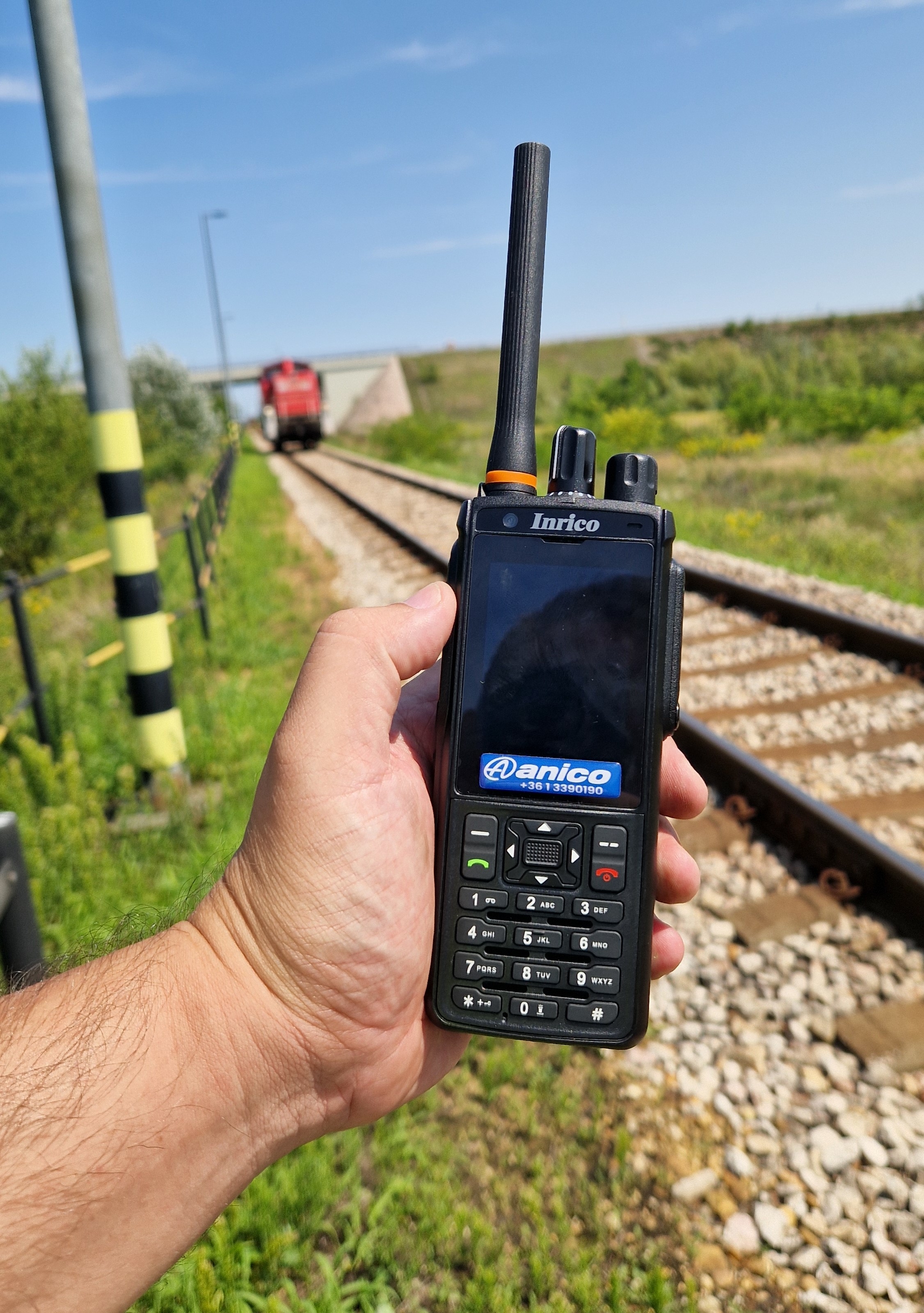 Inrico IRC380 hibrid UHF 400-480 MHz DMR - POC adóvevő