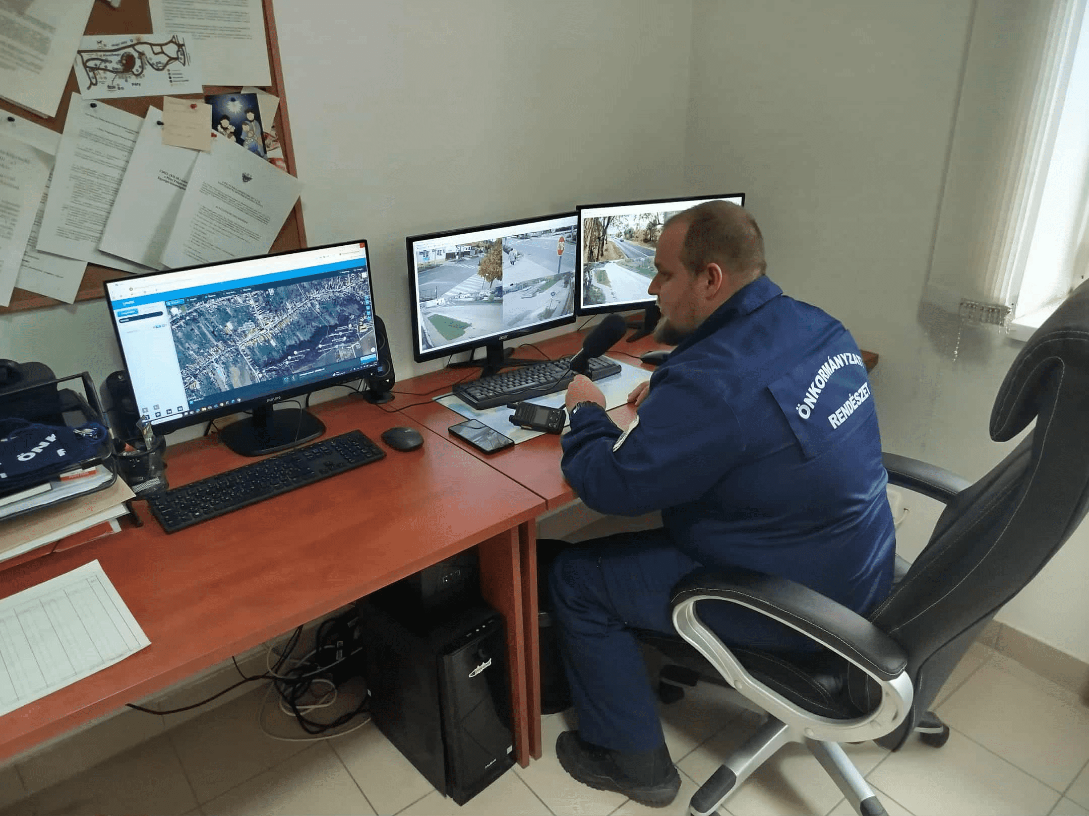 A Pátyi rendészet munkatársa a diszpécser központban