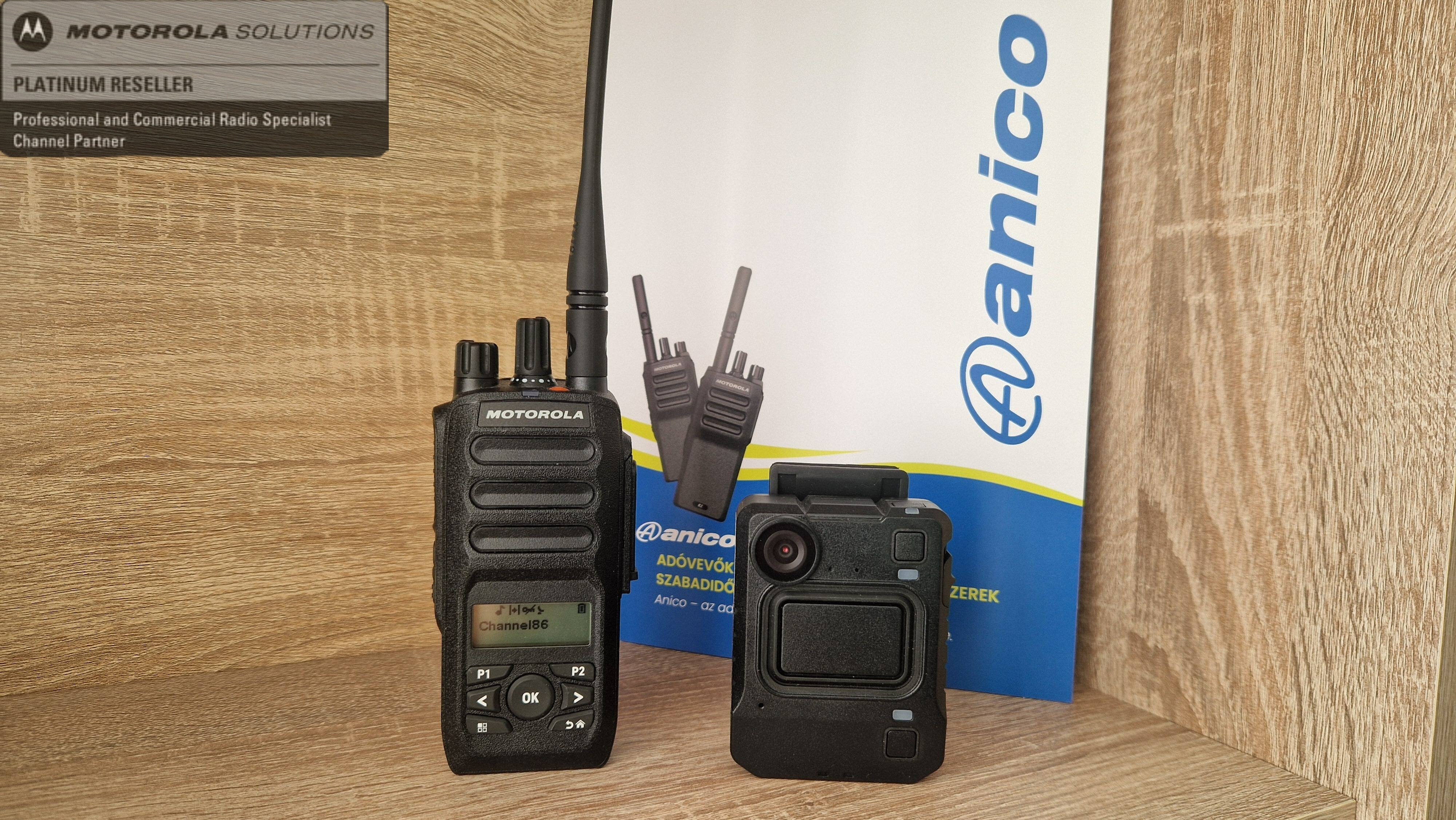 Motorola MOTOTRBO R5 ipari URH adóvevő és Motorola VB400 testkamera